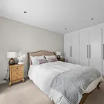 Captivating 3-Bed House In London Holland Park