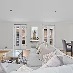 Captivating 3-Bed House In London Holland Park