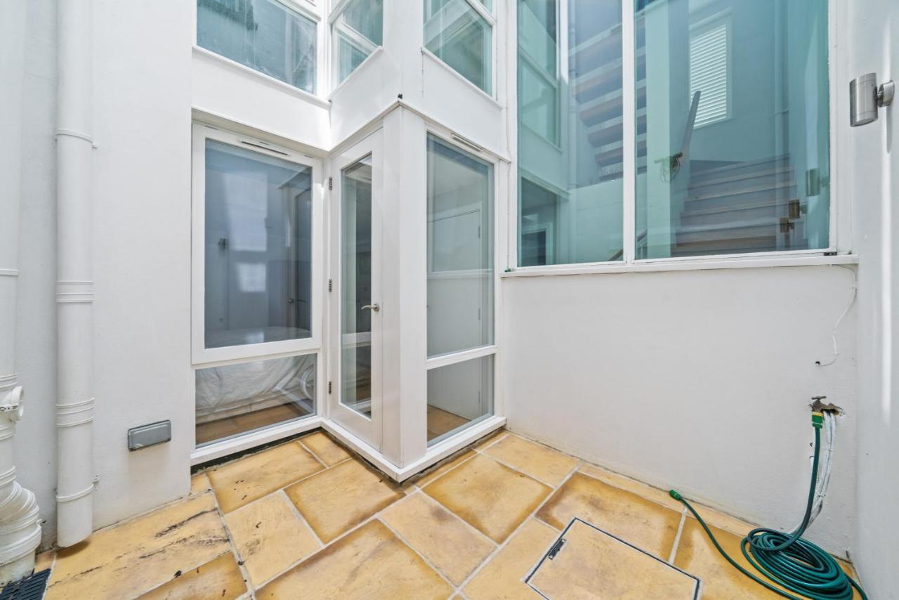 Captivating 3-bed House In Holland Park