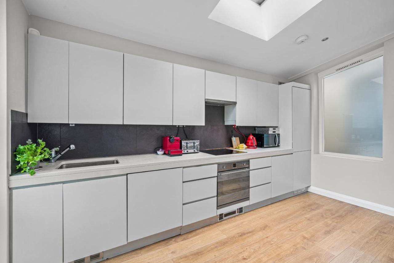 Captivating 3-bed House In Holland Park *