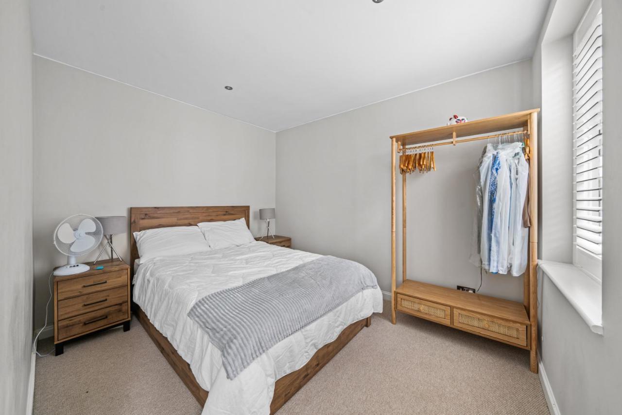 Captivating 3-bed House In Holland Park