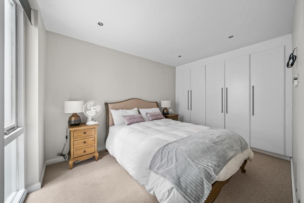 Holiday home Captivating 3-bed House In Holland Park London