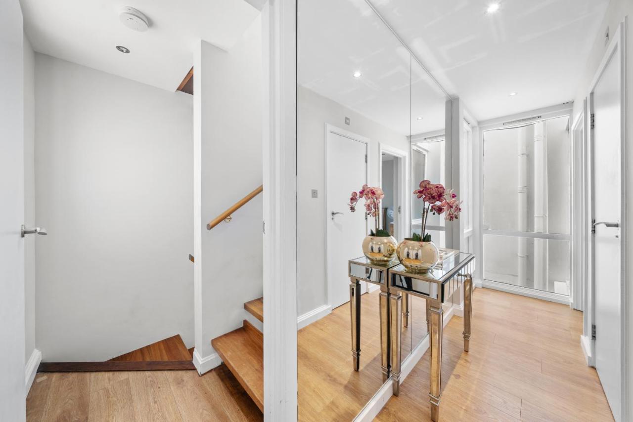 Holiday home Captivating 3-bed House In Holland Park London